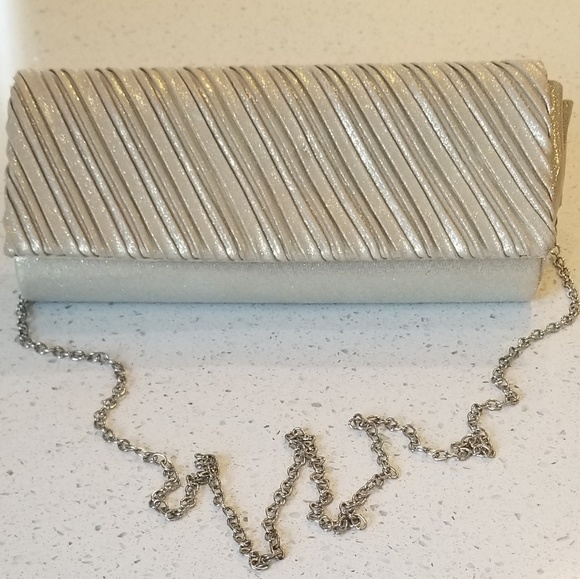 💋Glamorous Shimmer Clutch 👛 - Picture 7 of 8